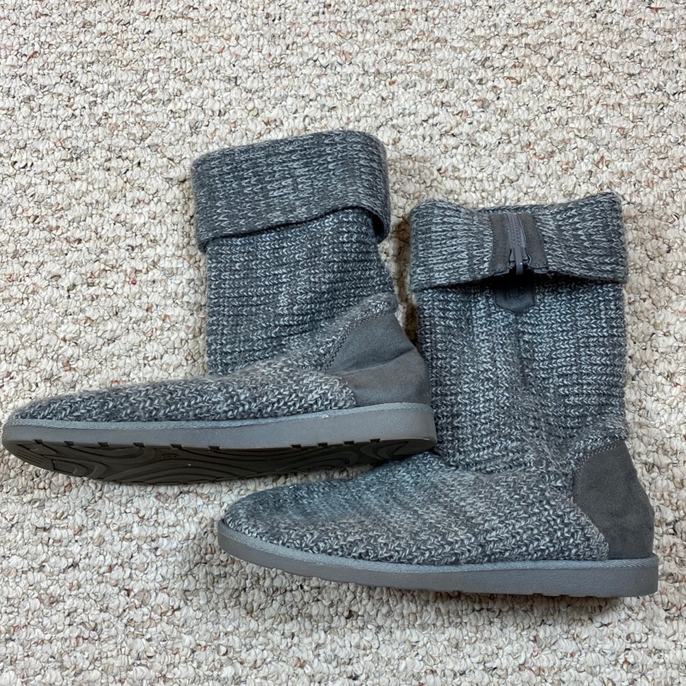 Womens size 10 gray knit boots
